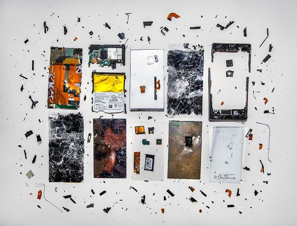 Heine, Ben 아티스트의 Broken Smartphone 1작품입니다.