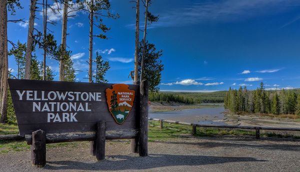Galloimages Online 아티스트의 Yellowstone National Park Sign작품입니다.