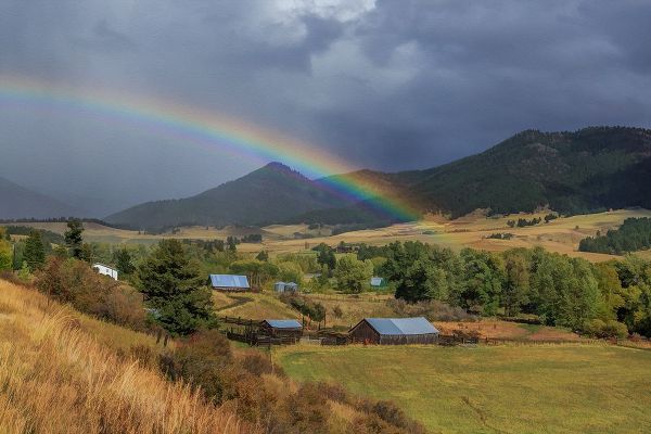 Galloimages Online 아티스트의 Montana Farm Rainbow작품입니다.