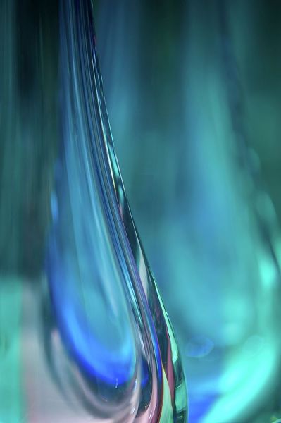 Jenny Rainbow Fine Art 아티스트의 Ocean Blue Glass Vase작품입니다.