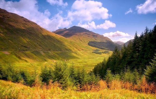Jenny Rainbow Fine Art 아티스트의 Peaceful Sunny Day in Scotland Mountains작품입니다.
