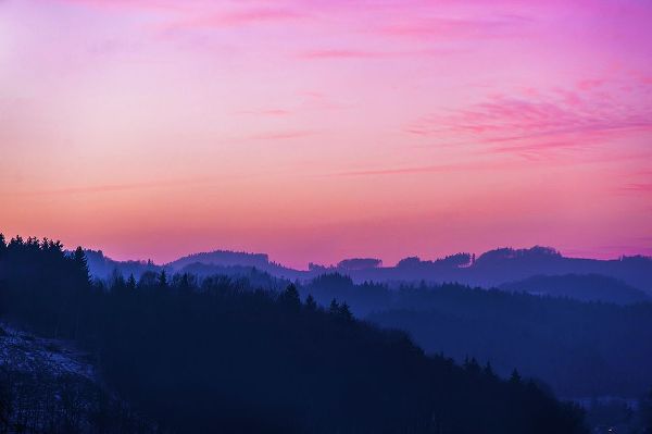 Jenny Rainbow Fine Art 아티스트의 Pink Sky over Ridge of Blue Mountains작품입니다.