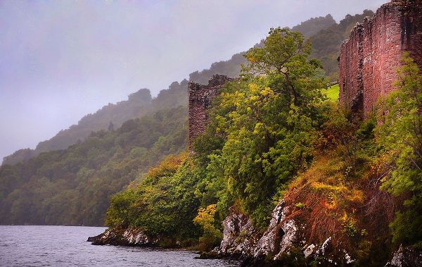Jenny Rainbow Fine Art 아티스트의 Urquhart Castle at Loch Ness작품입니다.