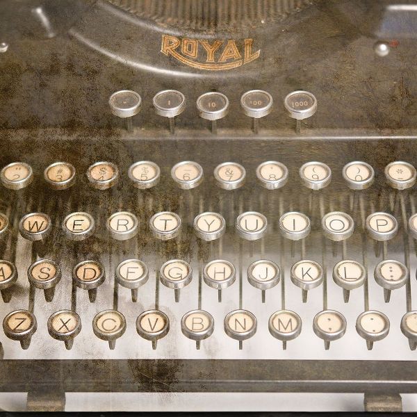LightBoxJournal 아티스트의 Typewriter 02 Royal keys 2작품입니다.