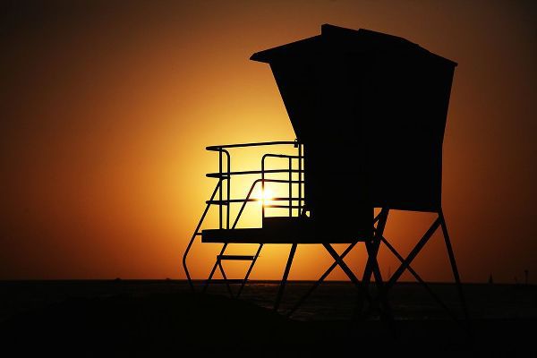 Susan Vizvary Photography 아티스트의 Lifeguard Sunset작품입니다.