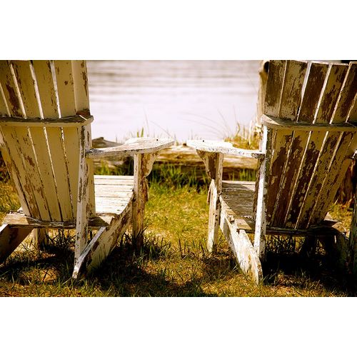 Susan Vizvary Photography 아티스트의 White Chairs On Grass작품입니다.