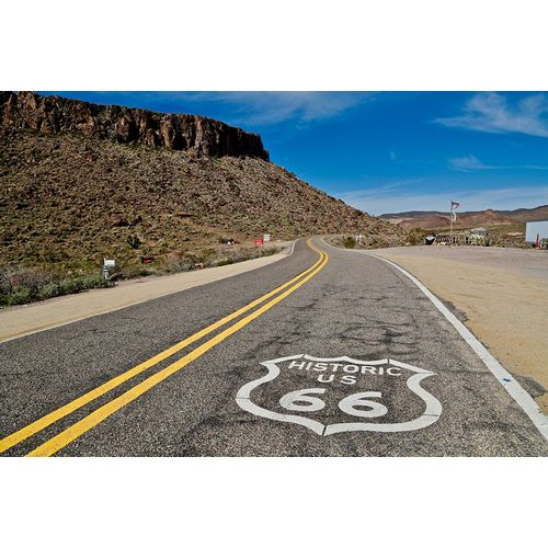 Susan Vizvary Photography 아티스트의 Route66 Curved Road작품입니다.