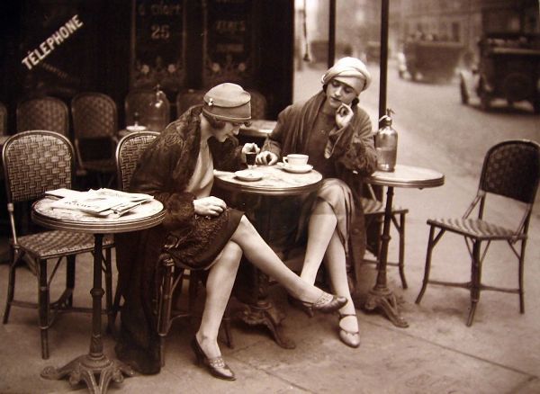 Vintage Apple Collection 아티스트의 Paris Cafe I작품입니다.