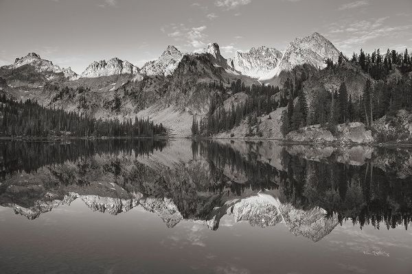 Majchrowicz, Alan 아티스트의 Alice Lake Sawtooth Mountains Idaho BW작품입니다.