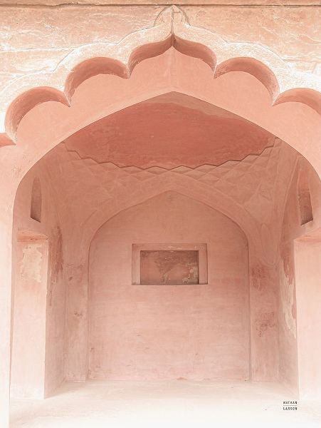 Larson, Nathan 아티스트의 Arched Doorway in India작품입니다.