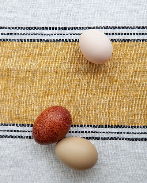 Soderman, Tania 아티스트의 Eggs on Ochre Napkin작품입니다.