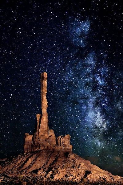 Drost, David 아티스트의 A Totem Pole Night Sky작품입니다.