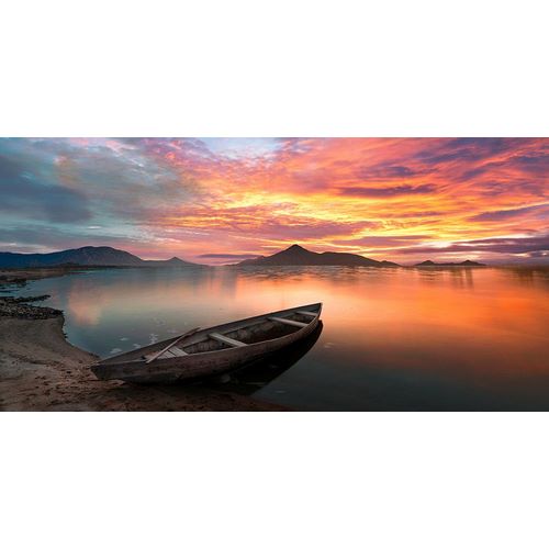 Pangea Images 아티스트의 Sunset on a lake, Scotland작품입니다.