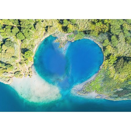 Pangea Images 아티스트의 Heart Shaped Atoll-Fiji작품입니다.