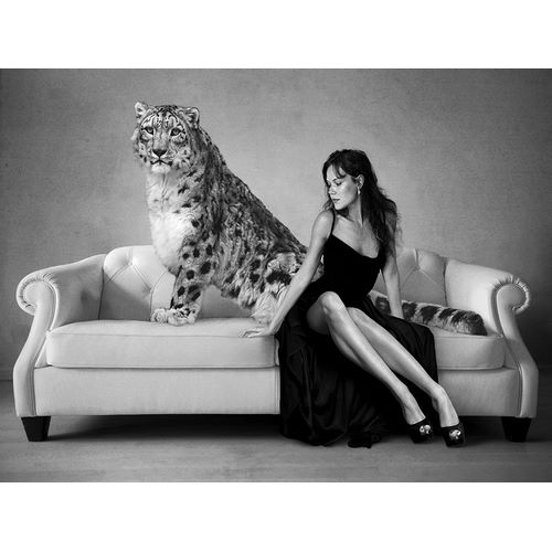 Lauren, Julian 아티스트의 Snow Leopard and Lady, Paris작품입니다.