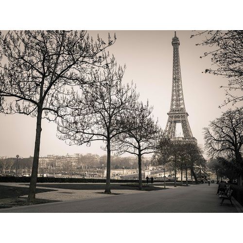 Pathway to Eiffel tower-Paris