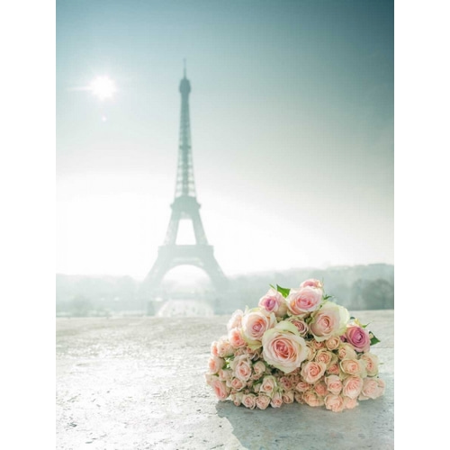 Bunch of roses next to the Eiffel tower