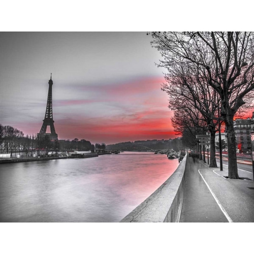 The river Seine and the Eiffel tower at dusk