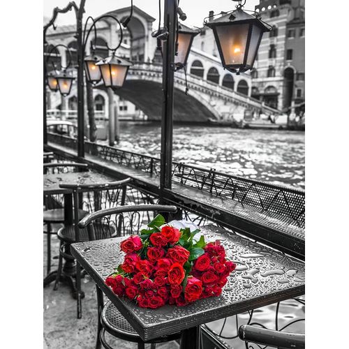 Frank, Assaf 아티스트의 Bunch of red roses on street cafe table-Rialto Bridge-Venice-Italy 작품