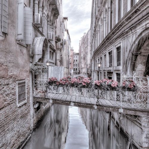 Frank, Assaf 아티스트의 Small bridge over narrow canal-Venice-Italy 작품