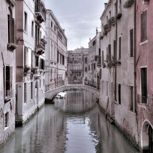 Frank, Assaf 아티스트의 Old buildings with small bridge over narrow canal-Venice-Italy 작품