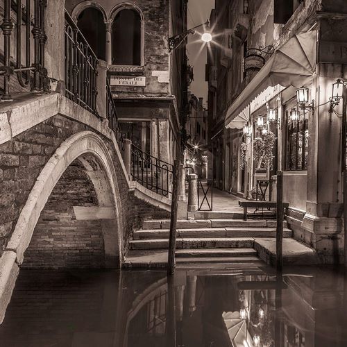 Frank, Assaf 아티스트의 Night shot of cafe by narrow canal-Venice-Italy 작품