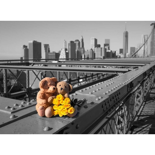 Pair of teddy bears and bunch of roses on Brooklyn Bridge, New York