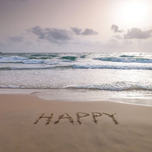 Frank, Assaf 아티스트의 Sand writing - Word Happy written on beach 작품