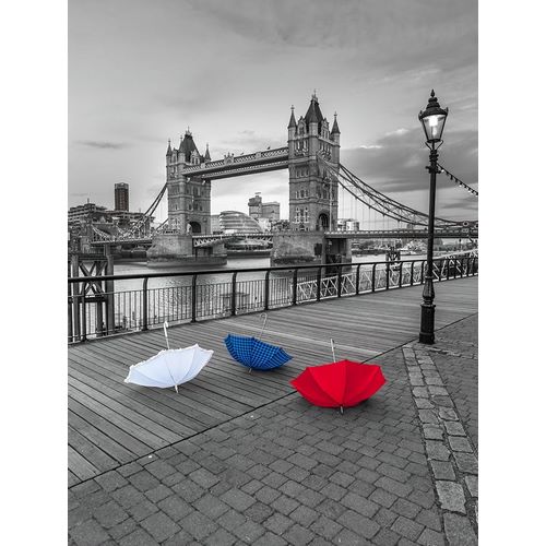 Frank, Assaf 아티스트의 Colorful umbrellas on promenade near Tower bridge-London-UK 작품
