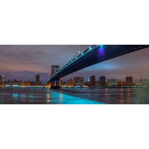 Manhattan bridge and New York city skyline