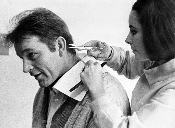 Elizabeth Taylor trims Richard Burtons hair