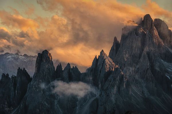 Podt, Martin 아티스트의 Dramatic Sunset in the Dolomites 작품입니다.