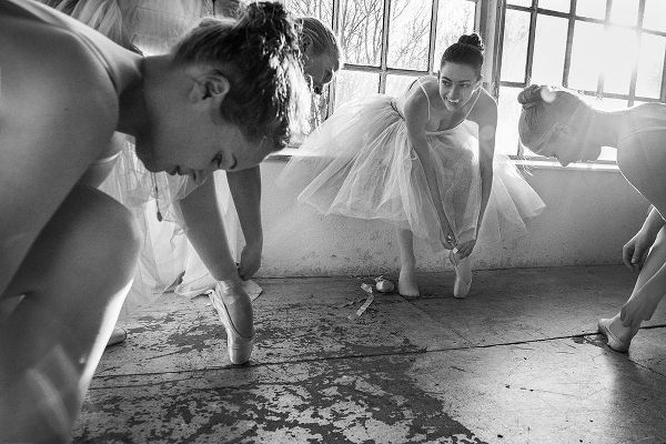 Muller Photography, Peter 아티스트의 Ballet Dancers Preparation...작품입니다.
