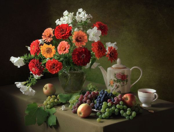 Skorokhod, Tatyana 아티스트의 Still Life With A Bouquet Of Zinnias And Fruit작품입니다.