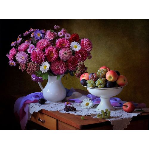 Skorokhod, Tatyana 아티스트의 Still Life With A Bouquet Of Asters And Fruits작품입니다.