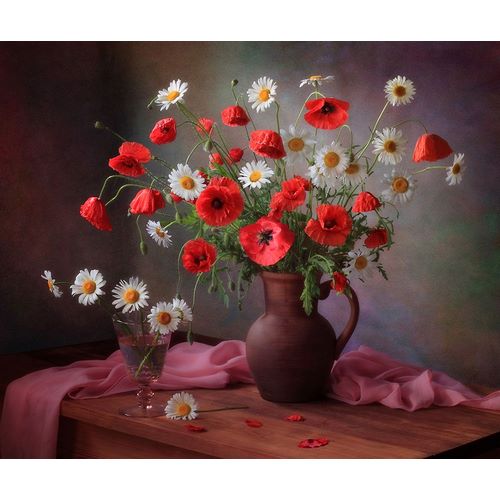 Skorokhod, Tatyana 아티스트의 Still Life With A Bouquet Of Poppies And Chamomile작품입니다.