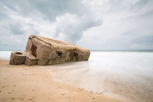 Nunez, Adrian 아티스트의 Bunker On Beach Camposoto-Cadiz-Spain.작품입니다.