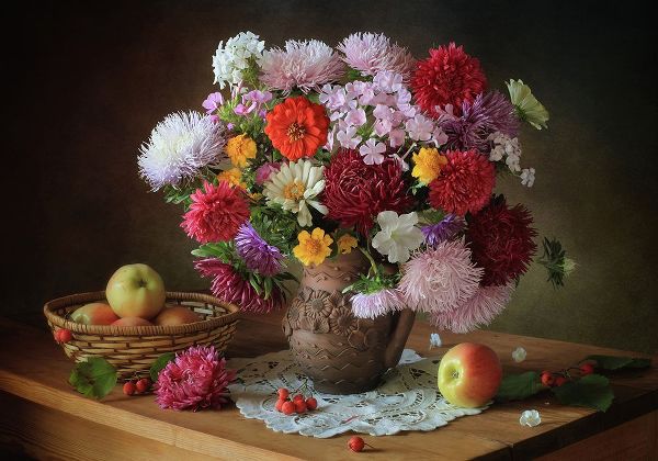 Skorokhod, Tatyana 아티스트의 Still Life With A Bouquet Of Flowers And Apples작품입니다.