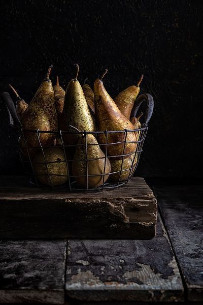 VLAICU, Denisa 아티스트의 Basket Of Pears작품입니다.