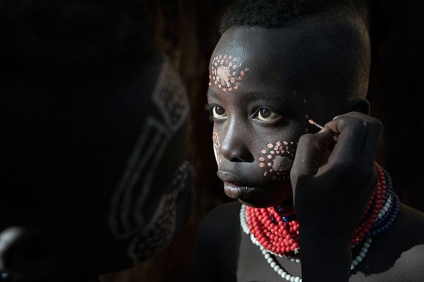 Intarob, Sarawut 아티스트의 Ethiopian Karo Tribes작품입니다.