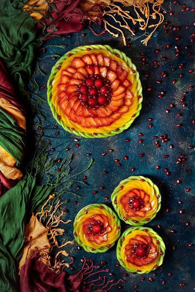 VLAICU, Denisa 아티스트의 Colored Fruit Tart작품입니다.