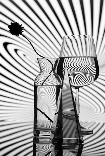 Usmanova, Larisa 아티스트의 Glass And Lines작품입니다.