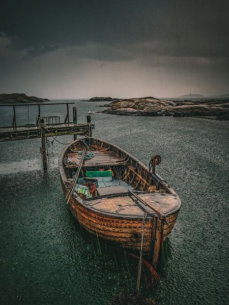 Larsson, Dan 아티스트의 Old Fishingboat In The Rain작품입니다.