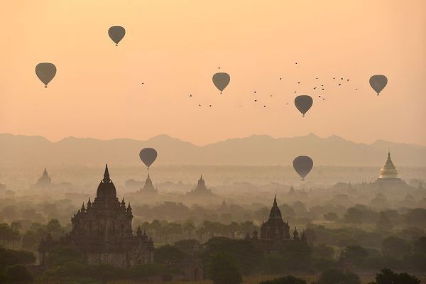 Intarob, Sarawut 아티스트의 Bagan, balloons flying over ancient temples작품입니다.