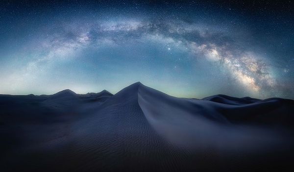 Cui, Yuan 아티스트의 Desert Starry Sky작품입니다.