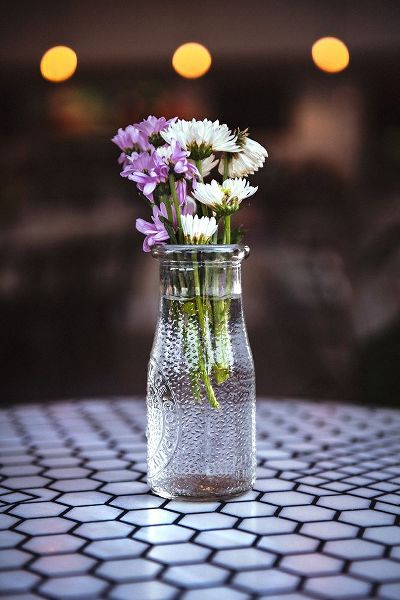 Mossholder, Tim 아티스트의 Flowers on Table작품입니다.