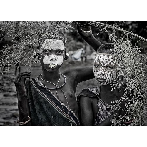 Inazio Kuesta, Joxe 아티스트의 Two Surmi Girls - Ethiopia작품입니다.