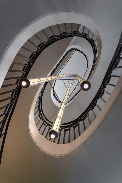 Dupont, Isabelle 아티스트의 Stairs With Lights작품입니다.