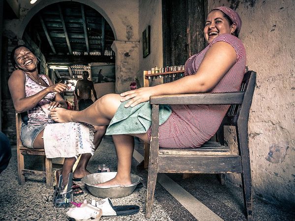 Alcalay, Eyal 아티스트의 Pedicure In Santiago The Cuba작품입니다.