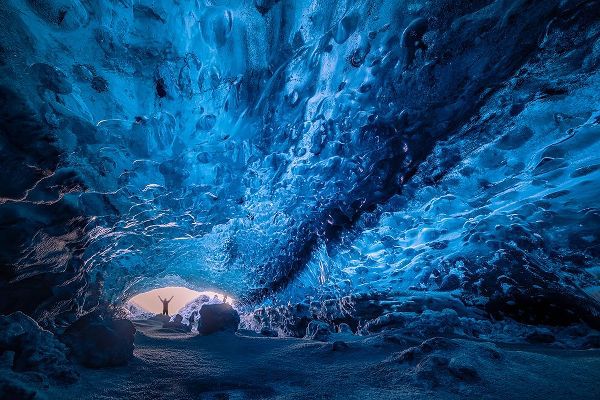 Zhen Yu, James 아티스트의 Blue Crystal Cave작품입니다.